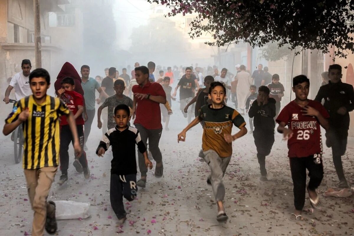 palestinian-children-run-to-flee-israel-bombs-in-gaza