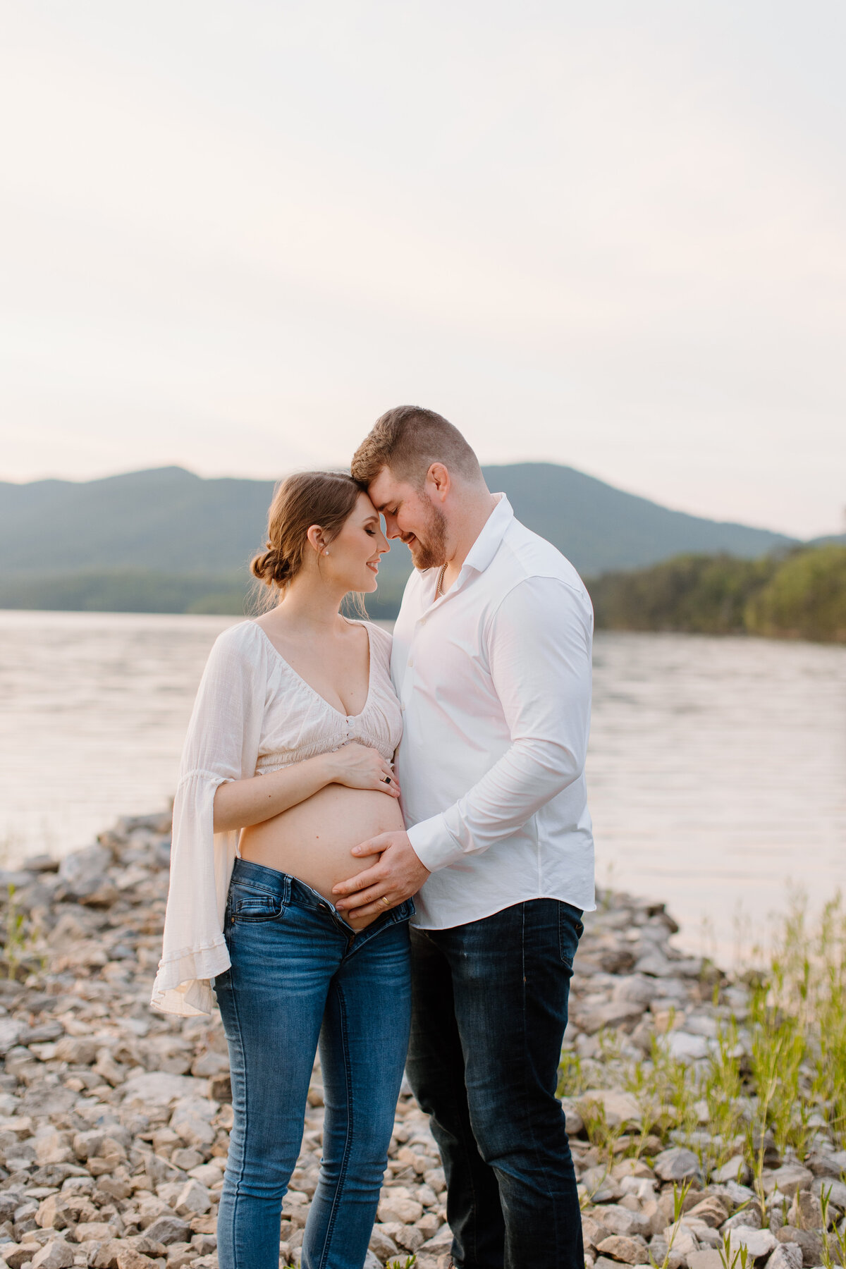 Documentary-Maternity-Session-at-Carvins-Cove-RJ-127