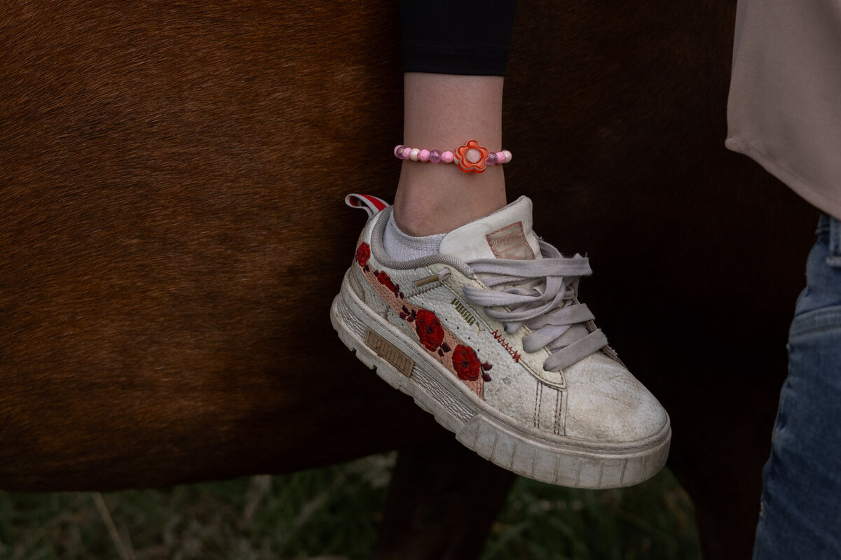 Paardencoaching met kind terwijl ze op een paard zit.