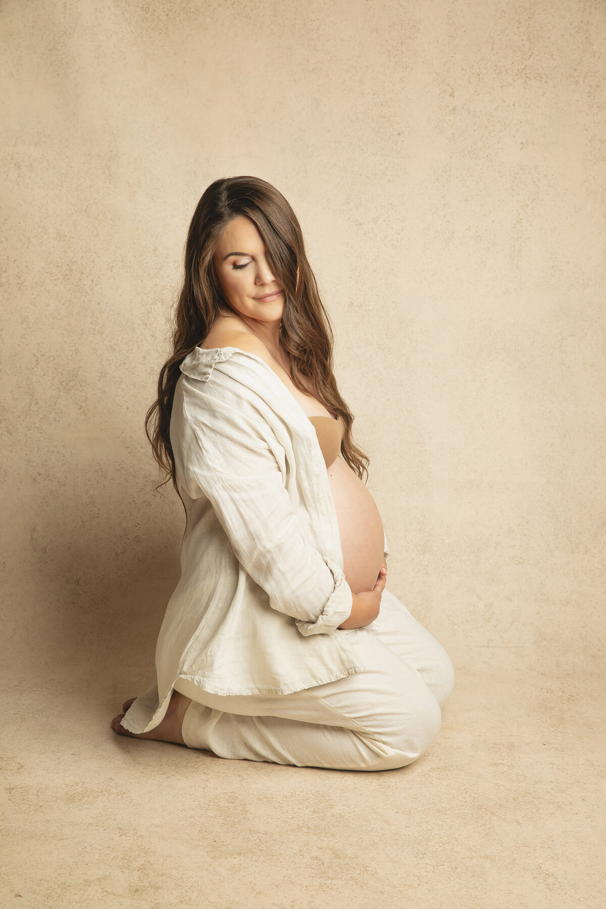 Capture the joy of motherhood in Harker Heights with professional maternity photos that highlight your radiant beauty.
