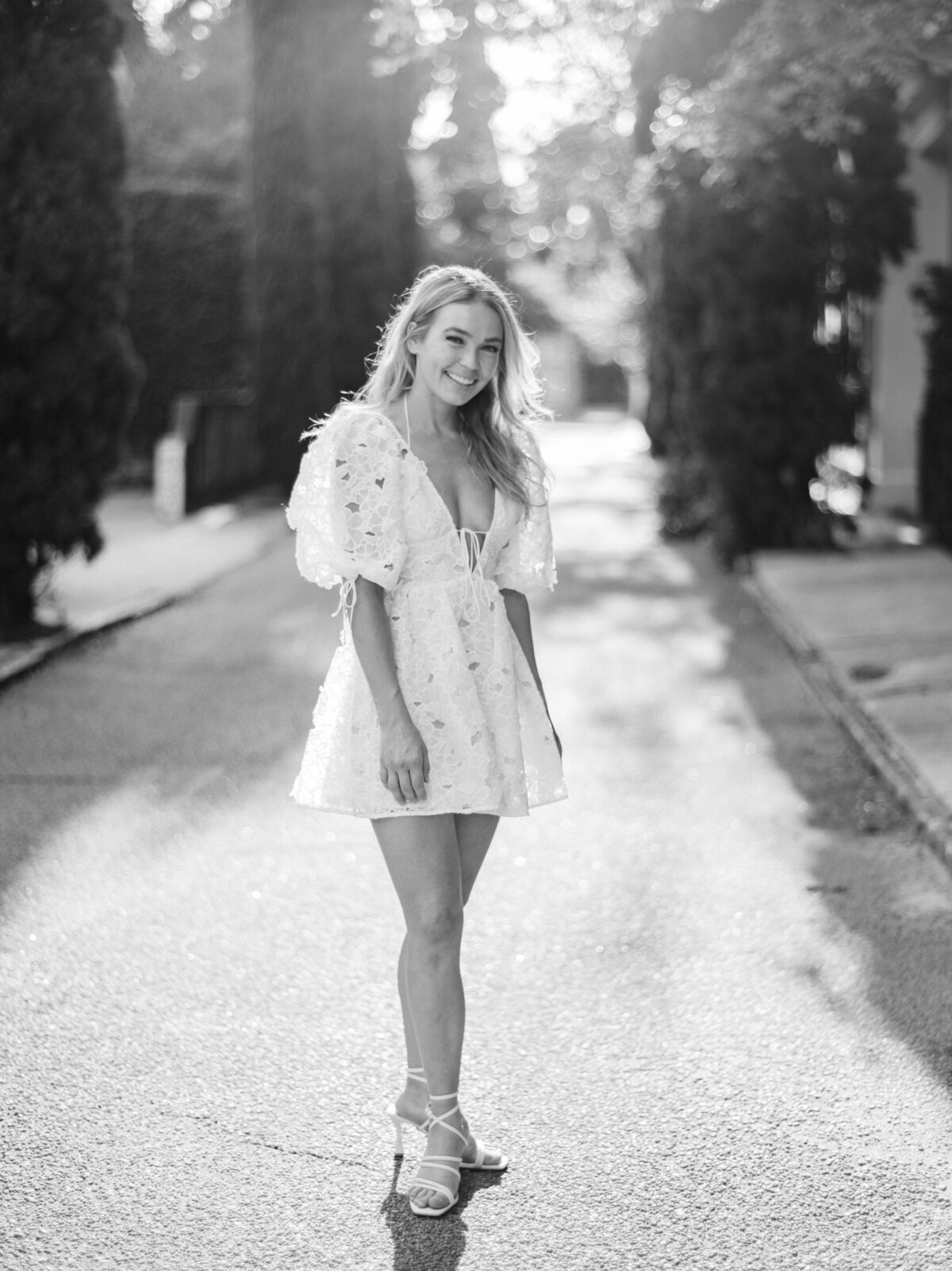 Beautiful engagement photos in Charleston. Photography by Philip Casey.