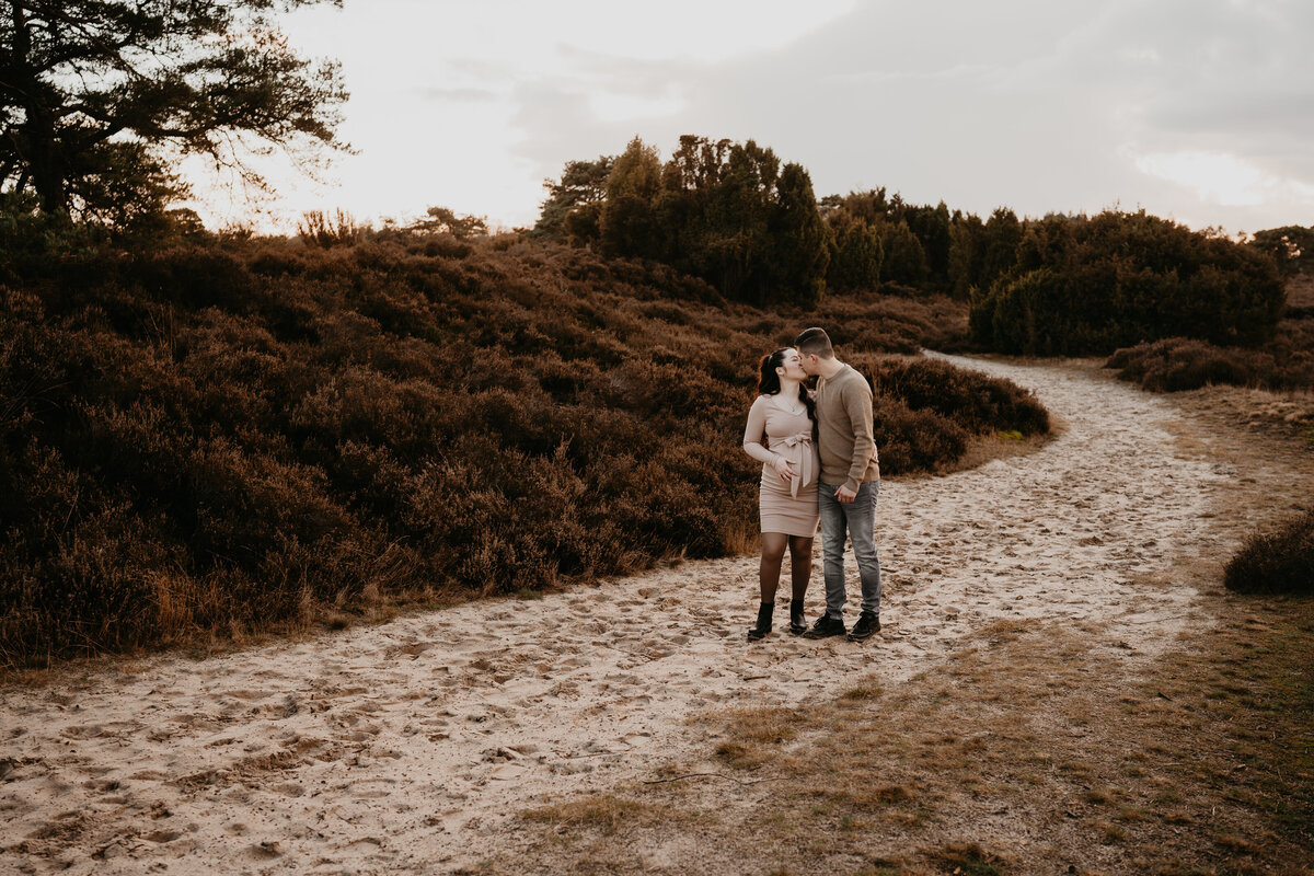 zwangerschapsshoot met zonsondergang