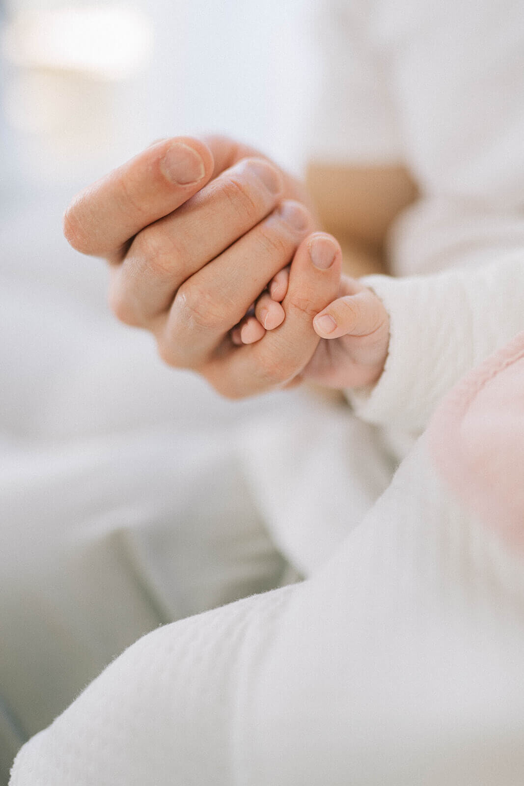 Newborn-baby-fingers-grasping-daddys-fingers