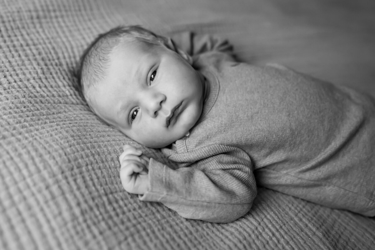 newborn fotograaf, gezinsfotografie, newbornshoot, newbornreportage, babyshoot, babyreportage familie, baby, liefde, echt, tijdloos, kleur echt, Twente, Twenterand, Westerhaar, Vriezenveen, Hardenberg, Almelo, Enschede, kinderfotografie, fotograaf, Juliantien, Schipper, Juliantien fotografie