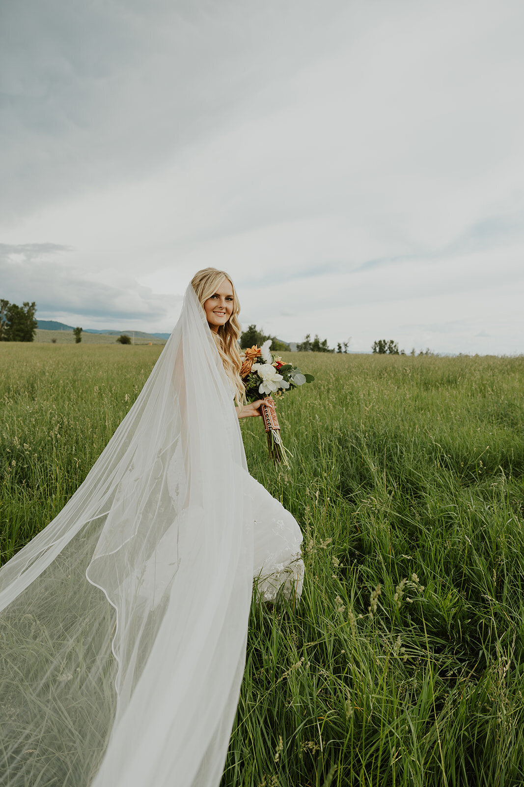presley-gray-cowboy-luxury-montana-wedding-8240