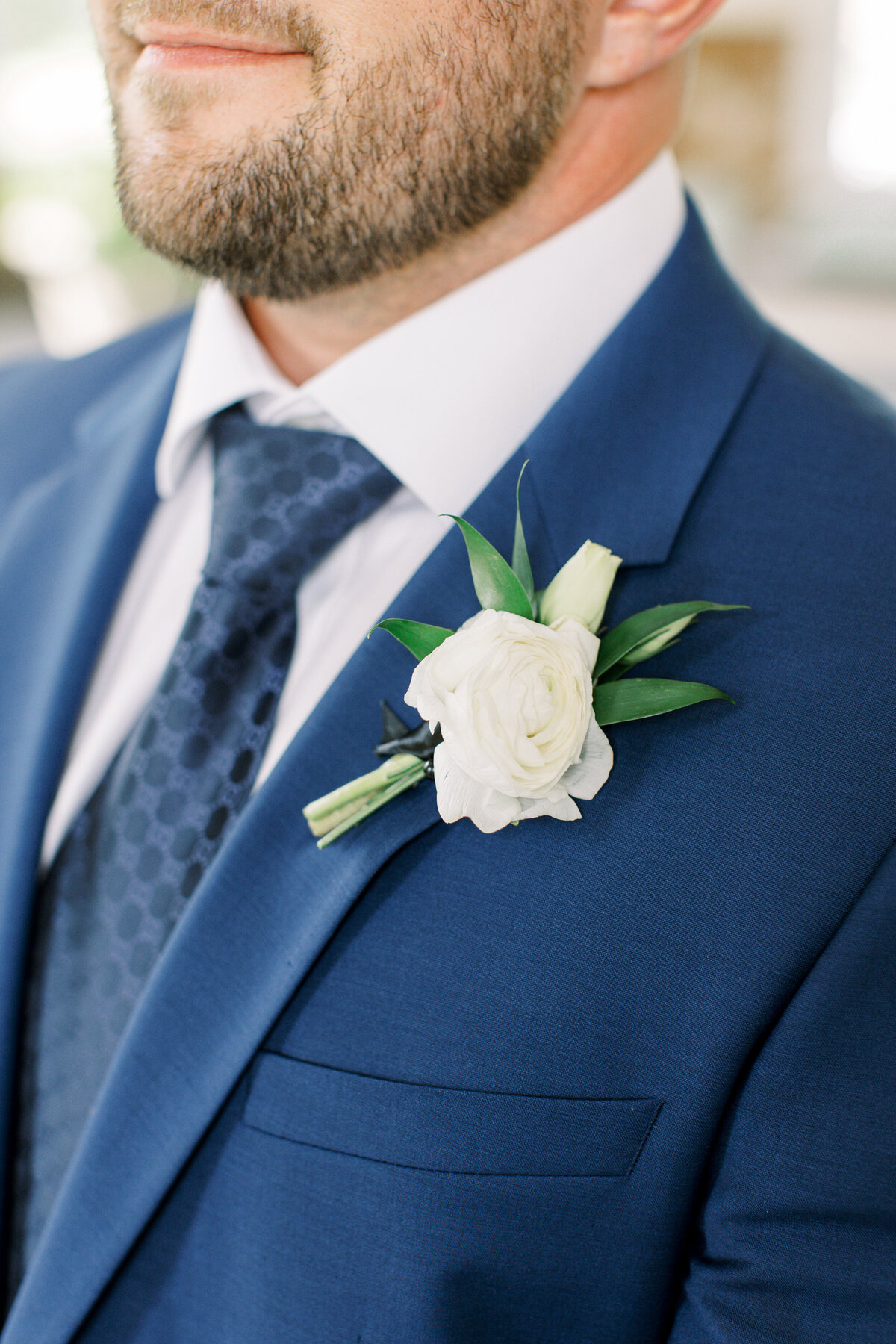 grooms-white-rose-boutonniere