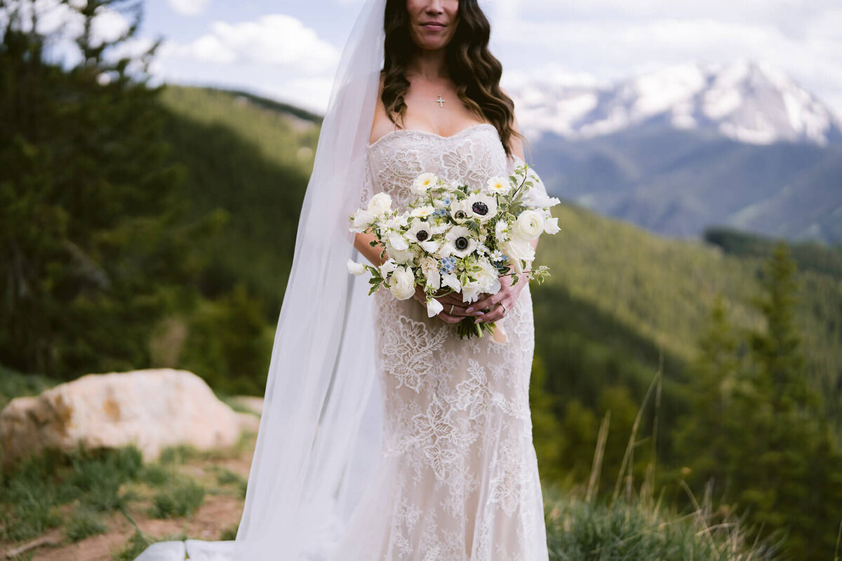 sharron-ian-aspen-mountain-club-wedding-bridal-bouquet-2