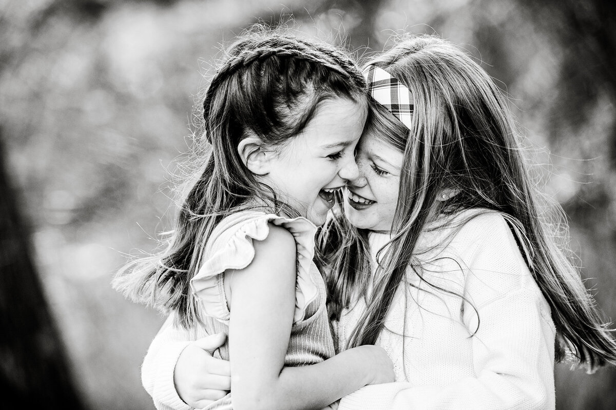 Sisters_laughing_Portrait