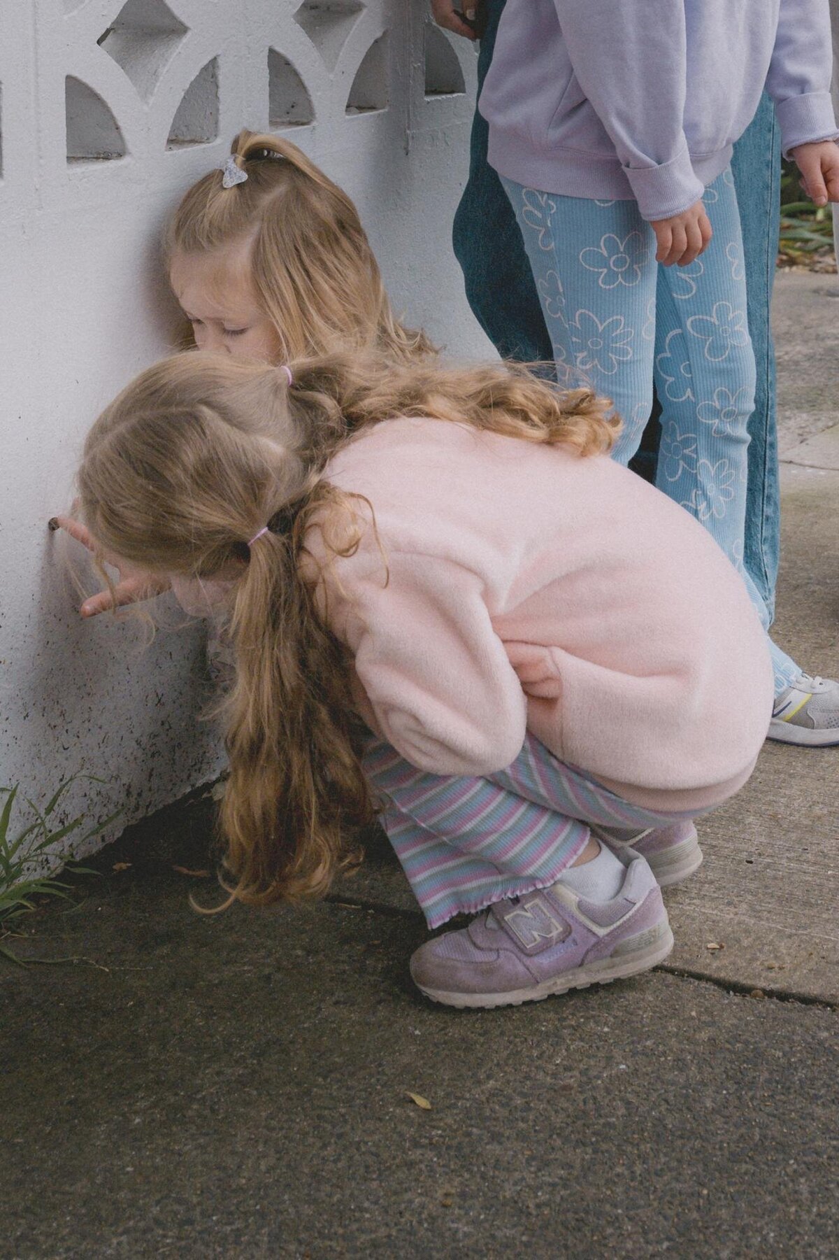children-curious-city-street-photo-surry-hills-family-sessionjpg
