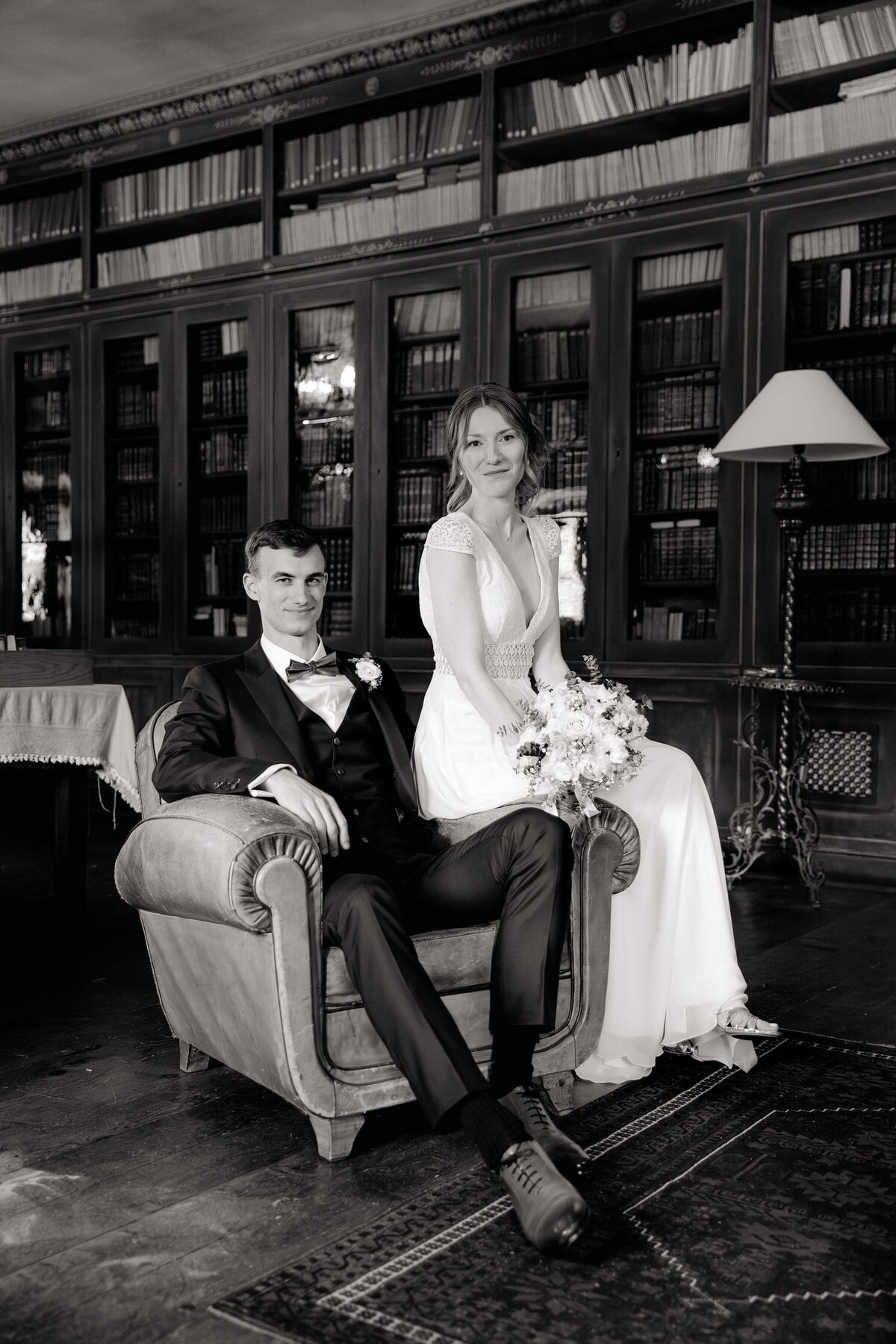 Elodie-et-Ludvik-mariage-couple-bibliotheque-chateau3