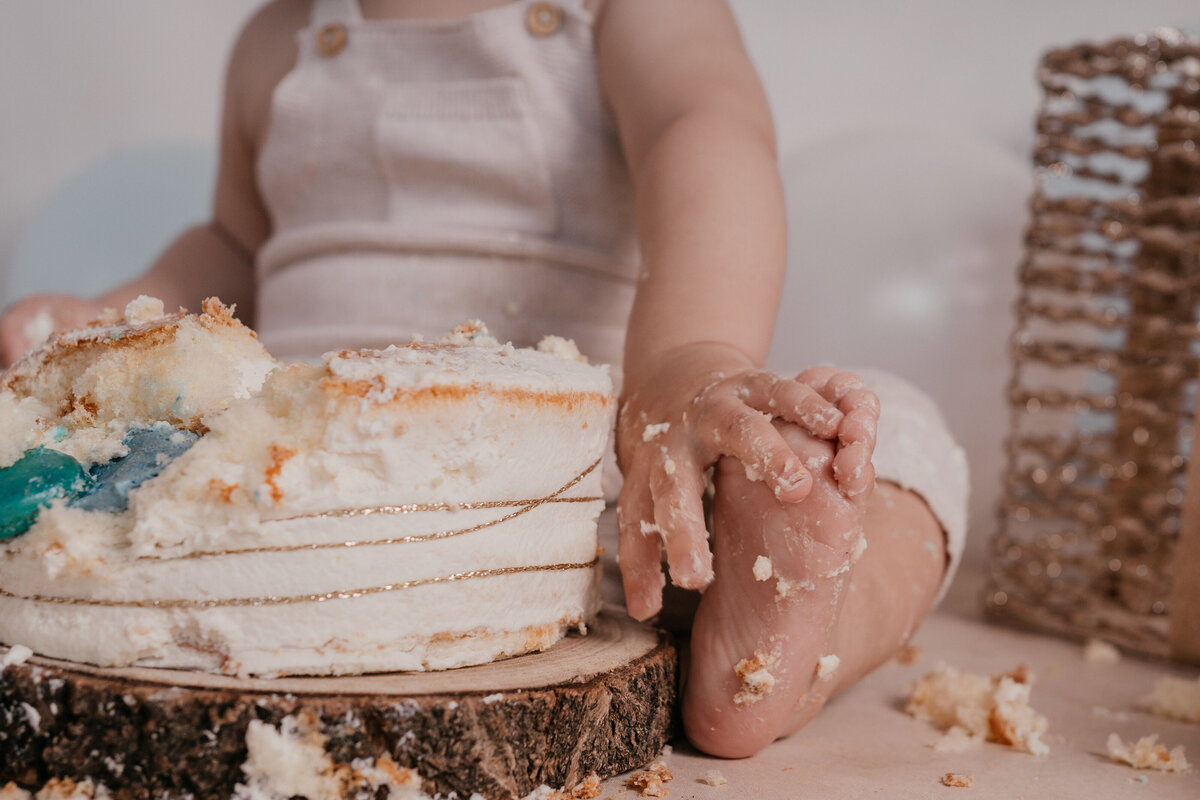 Een vrolijke cakesmash shoot in mijn studio in Amsterdam Noord Leukfotografie