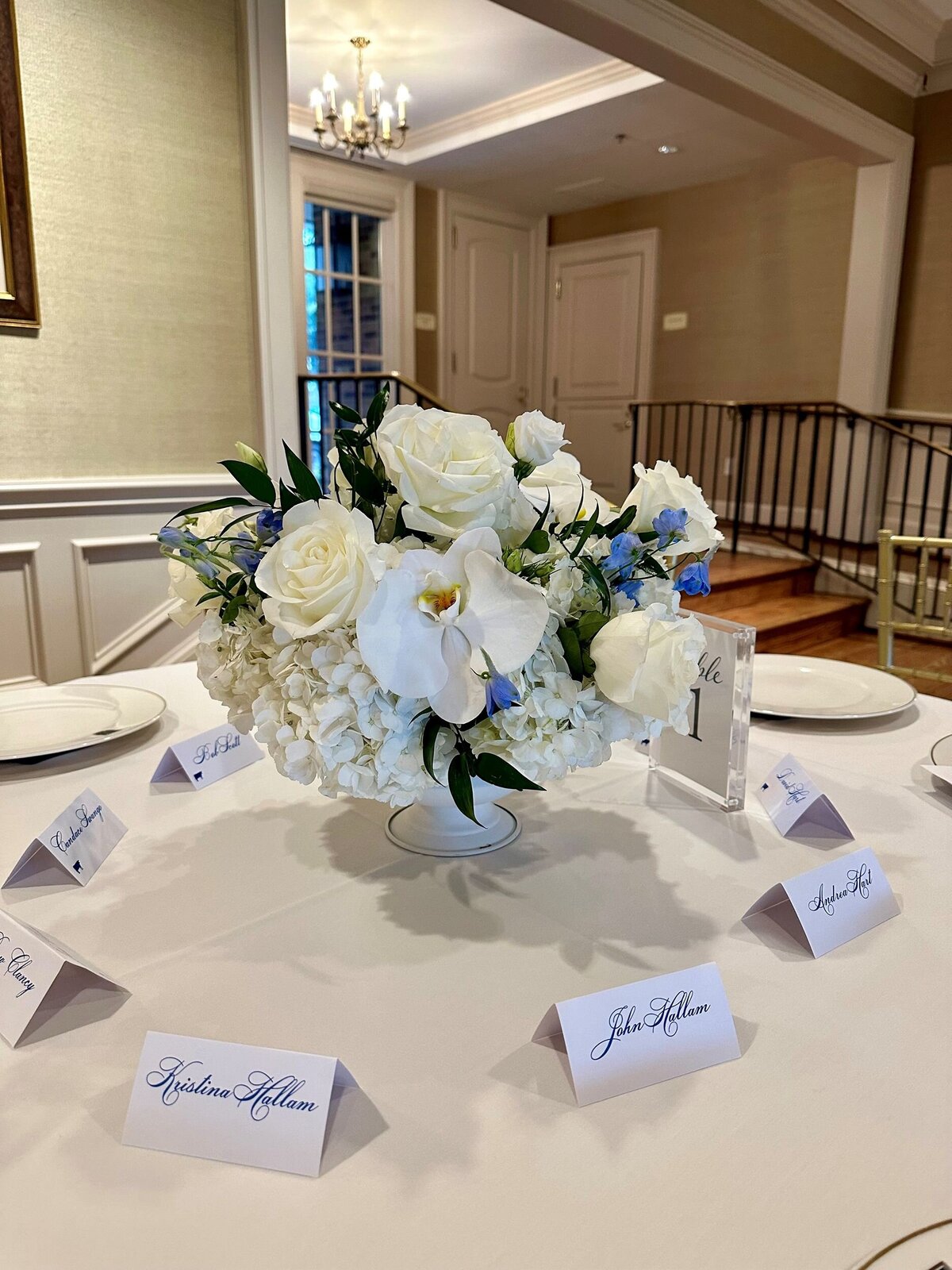 White and blue floral centerpeice