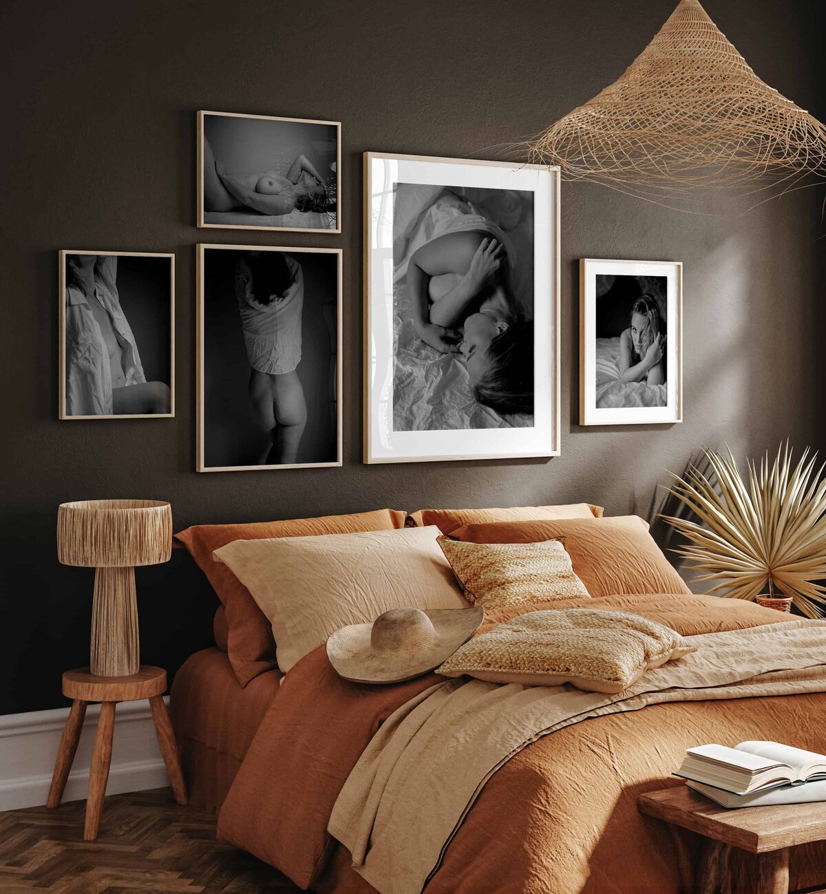 Interiør til et soverom med en hel vegg med rammete bilder fra boudoirfotografering i Oslo.