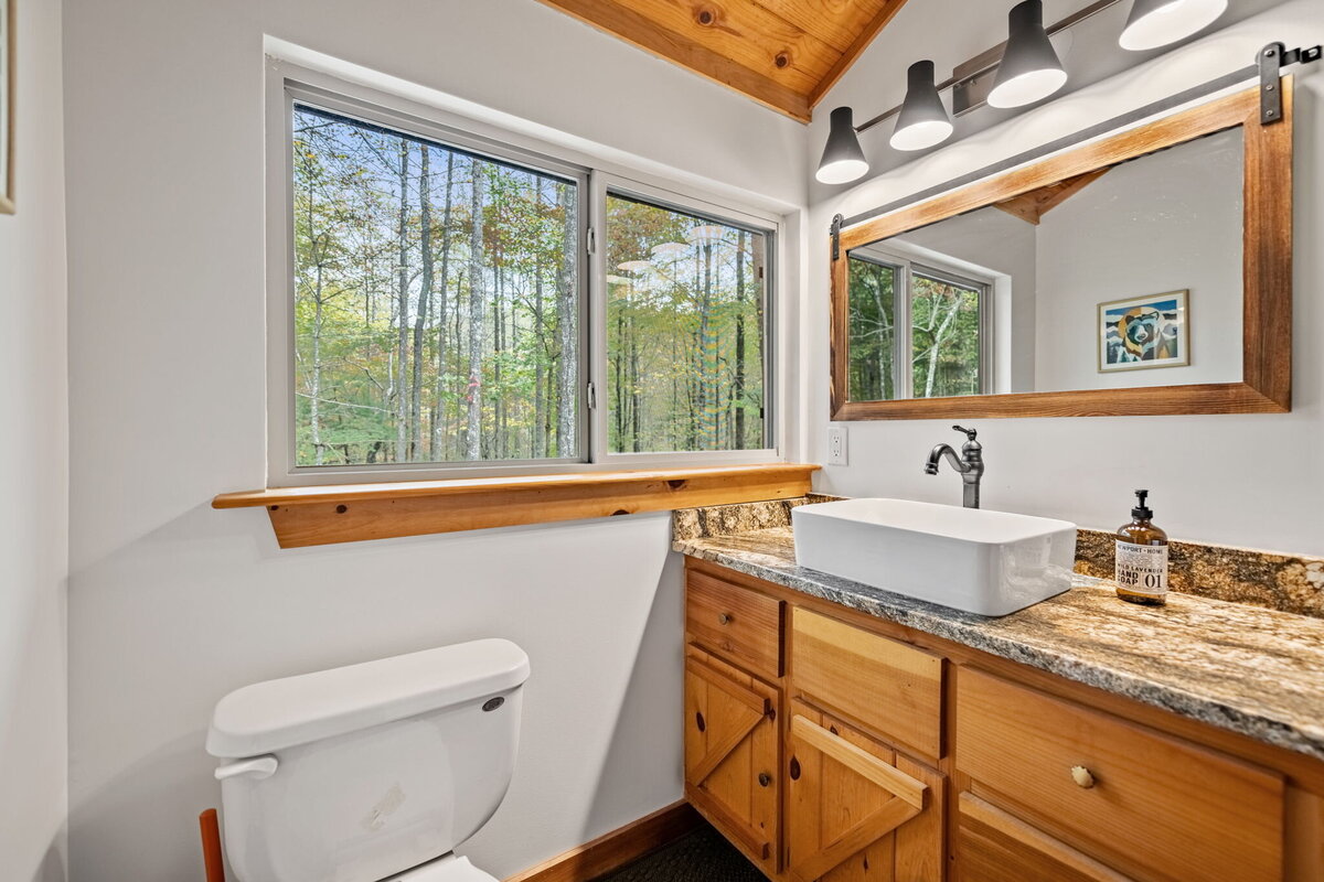 21Shady-Grove-Cabin-Blue-Ridge-GA_1356_Upstairs Bath 3