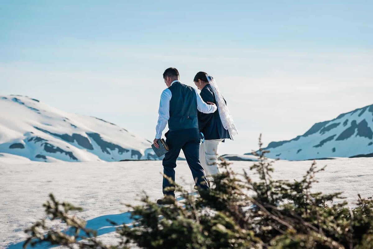 alaska-mountain-and-glacier-elopement-photography