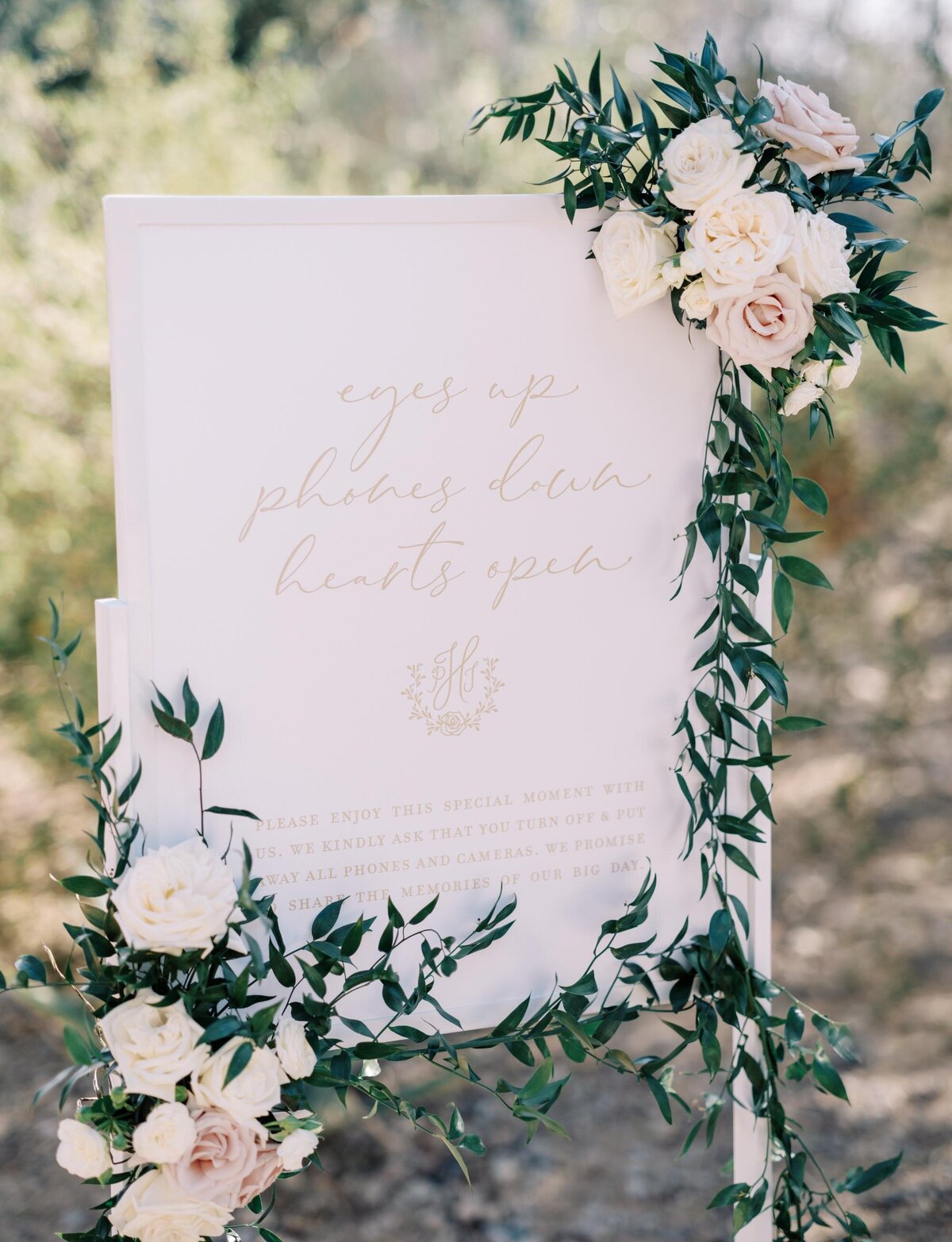 phones-down-wedding-unplugged-sign
