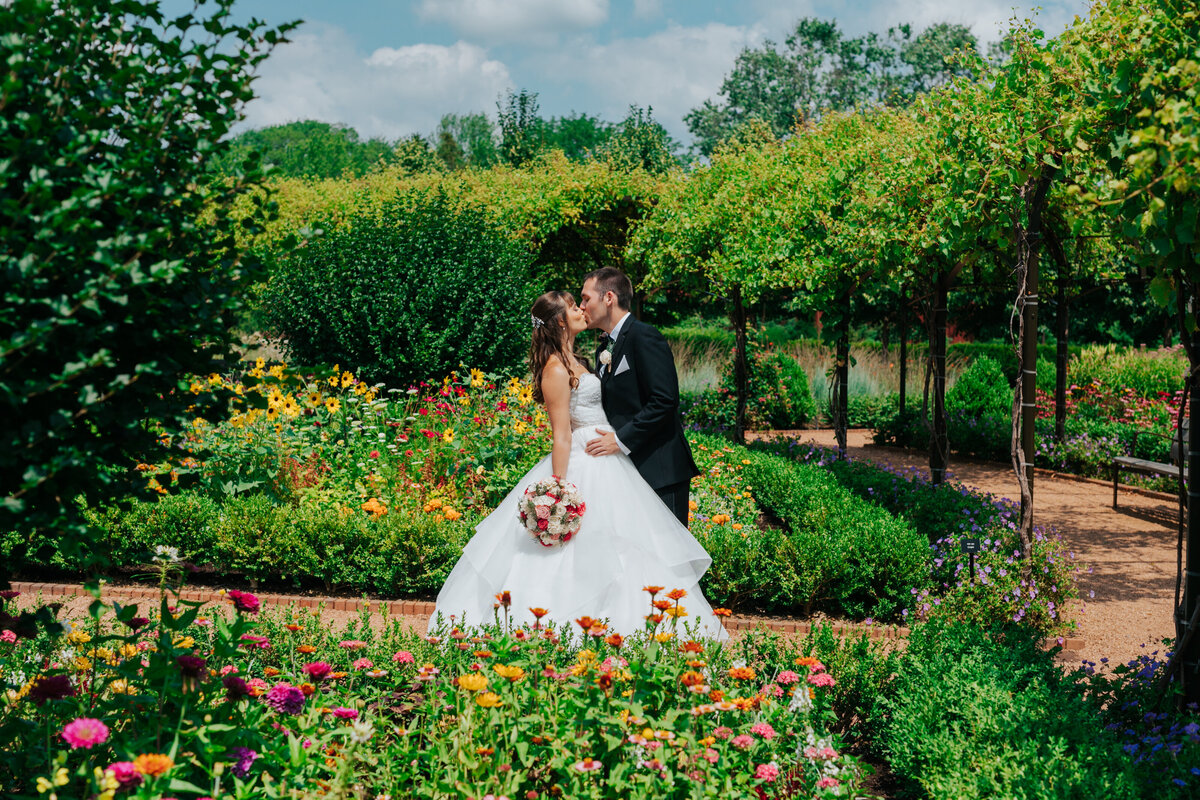sharing-a-kiss-in-cantigny-park