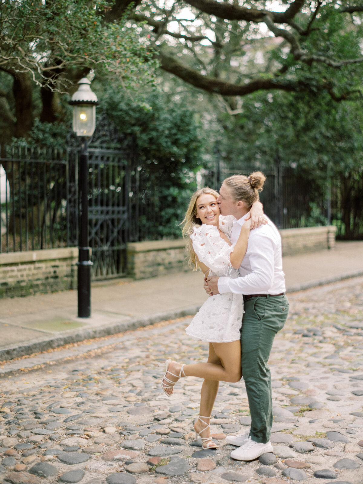 Cute engagement photos in Charleston. Photography by Philip Casey.