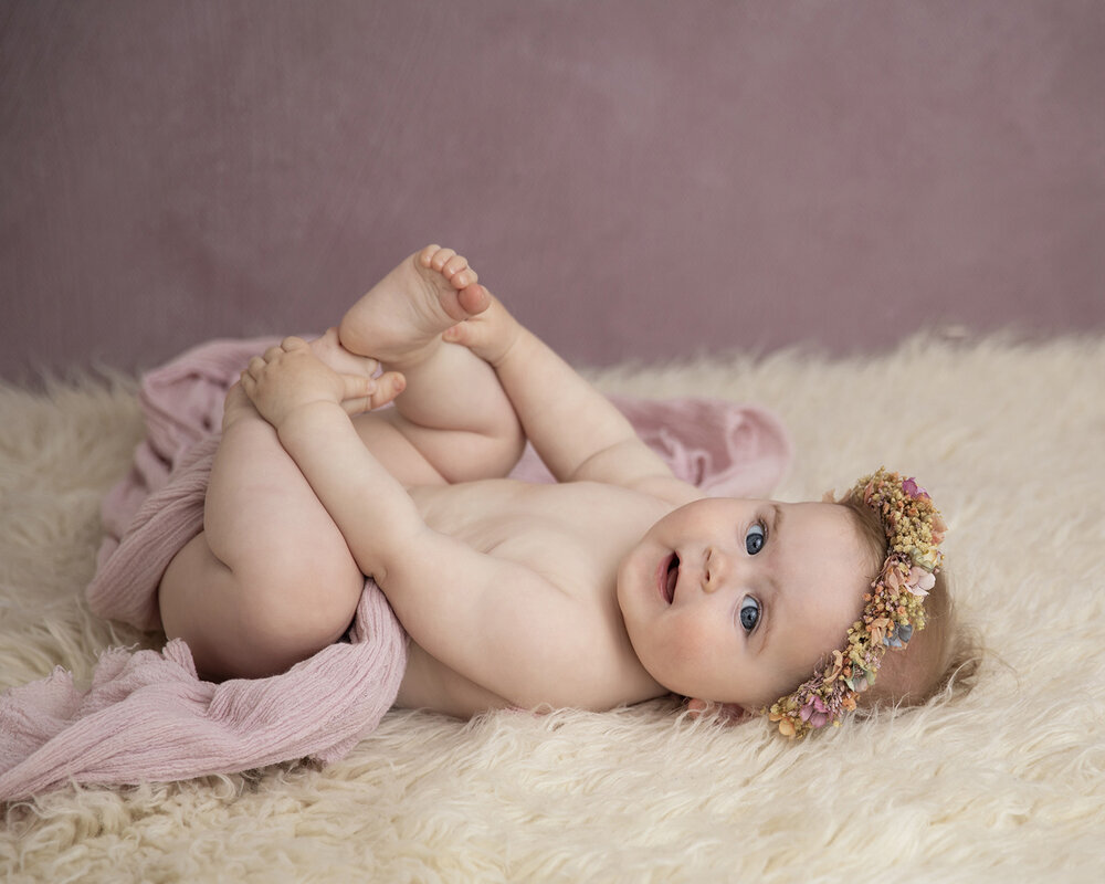 MILESTONE_SITTER_BABYGIRLSITTERHOLDINGFEET