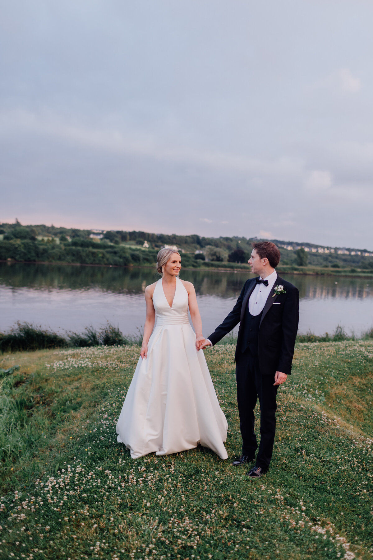 couple-holding-hands-walking