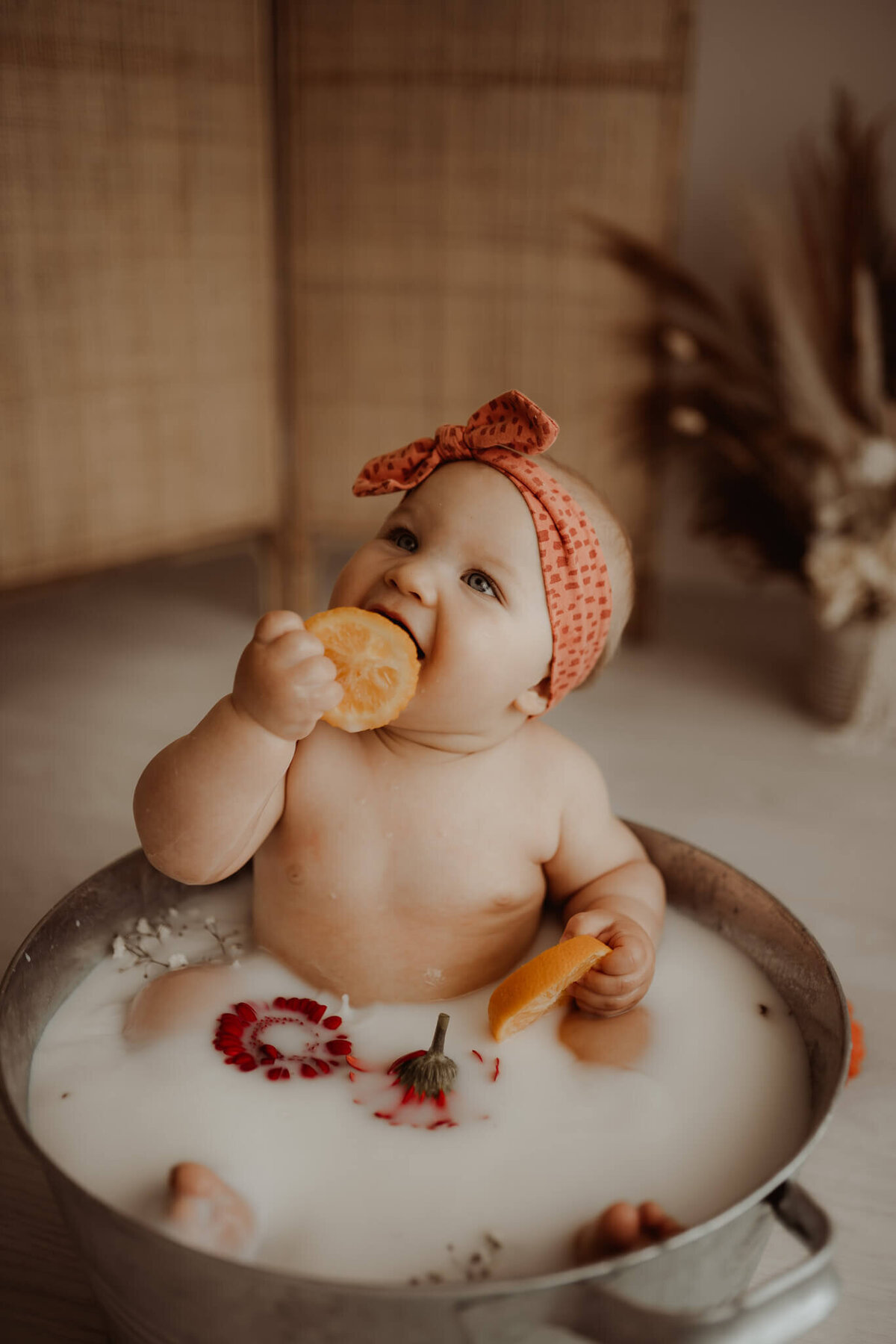 kindje in melkbad tijdens een smash cake fotoshoot