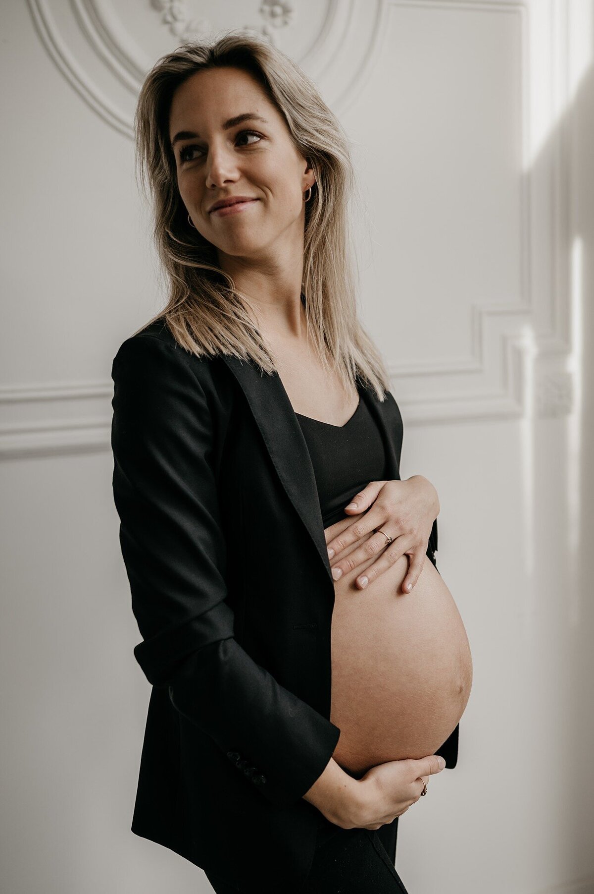 17-LouiseBoonstoppelFotografie_zwangerschapshoot_elegant_blote_buik