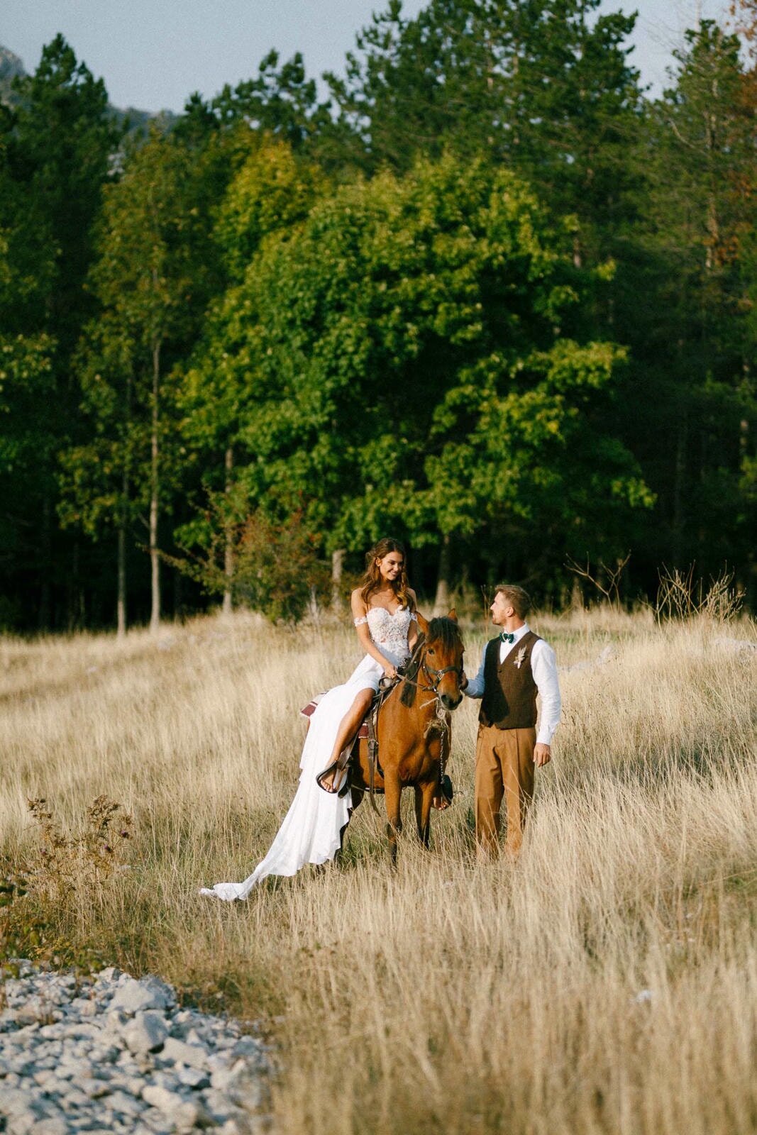E8-Engagement-Photoshoot-In-the-mountains-with-horses-Ruslan-and-Kristina-2017-09-24-2500px-1061
