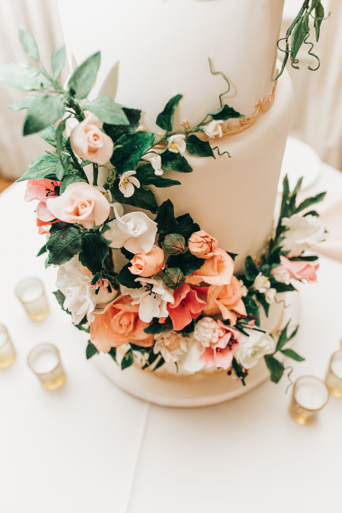 Detail photo of luxurious floral wedding cake