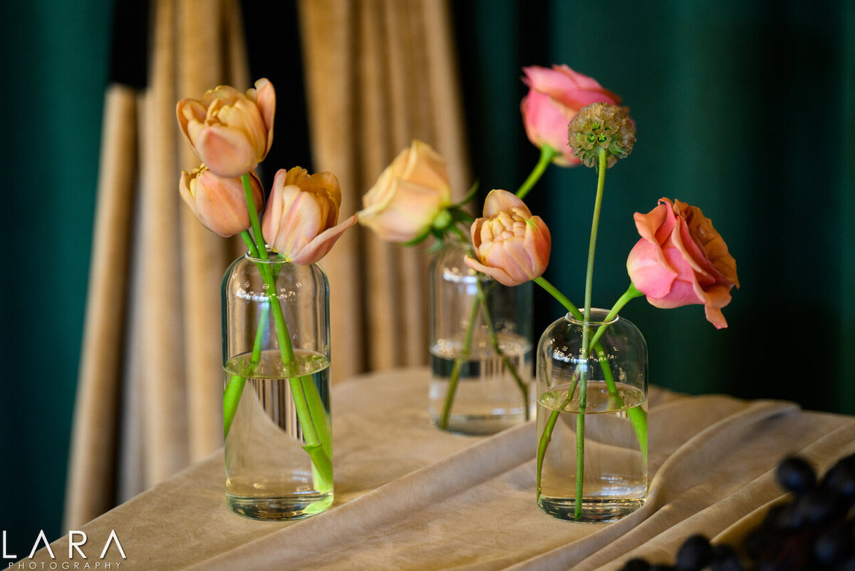 simple-floral-table-settings-WIPA-corporate-event