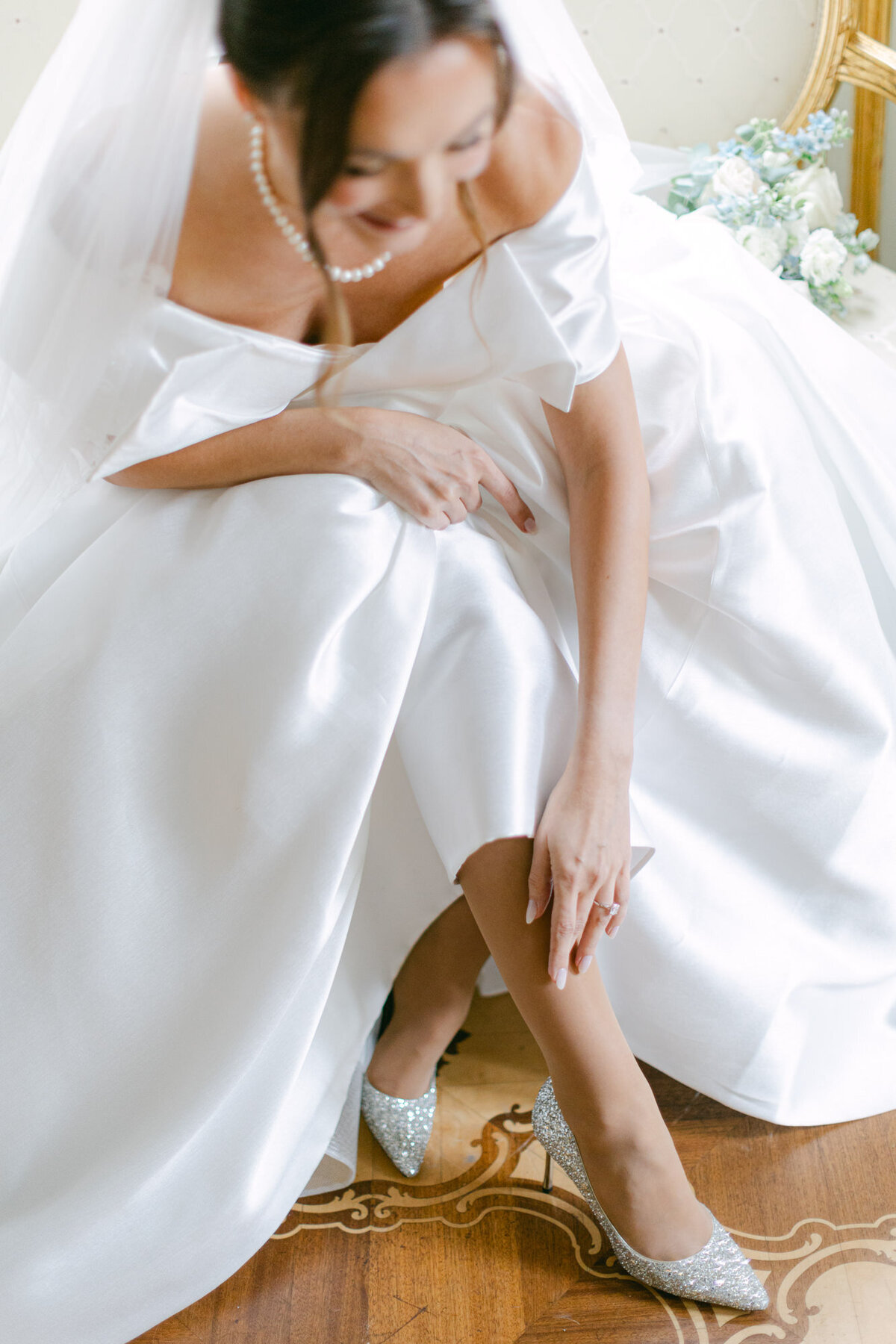 ECLAT Destination Weddings bride putting on her wedding shoes at the luxury wedding palace Coburg 