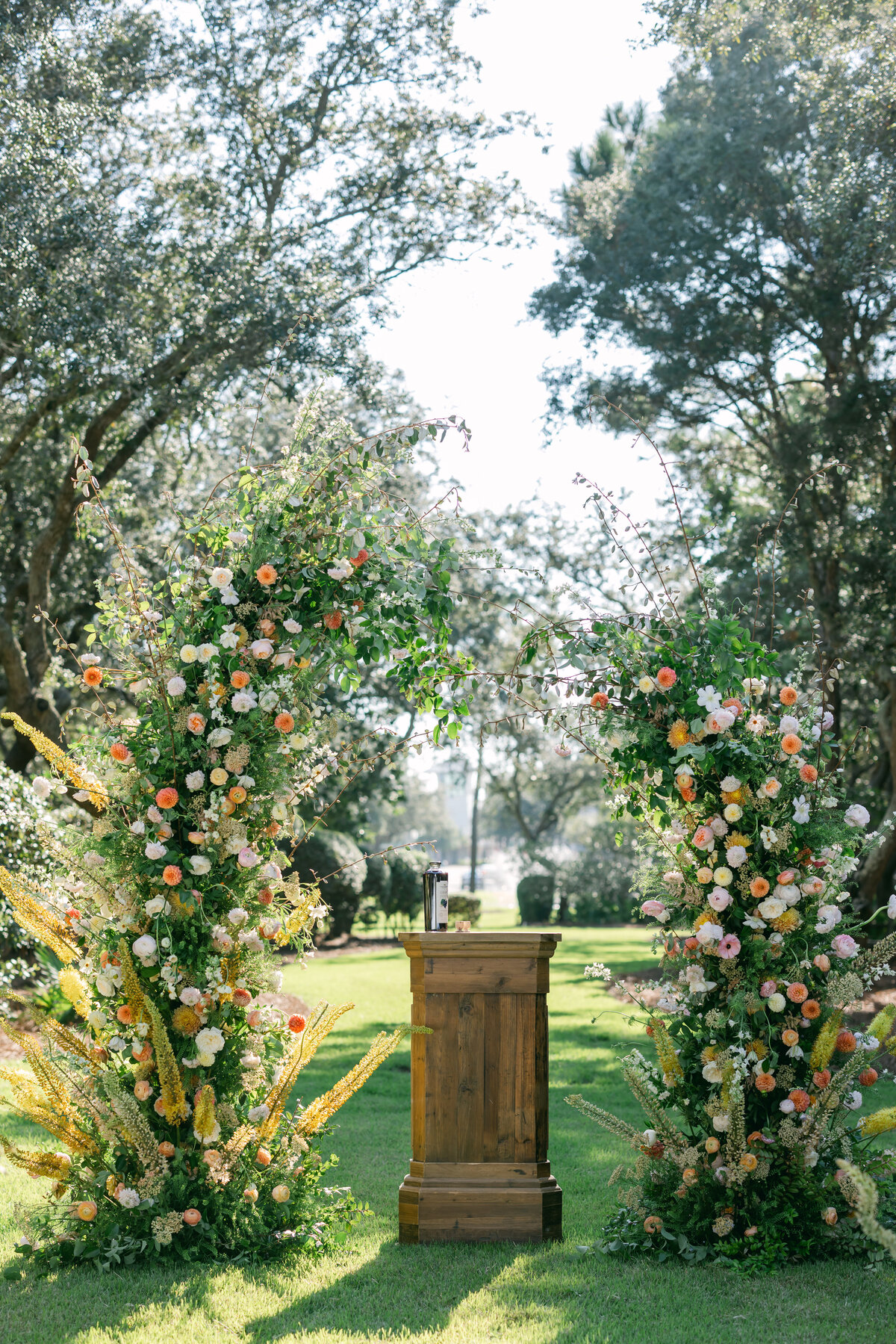 destination-wedding-citrus-ceremony-floral-towers