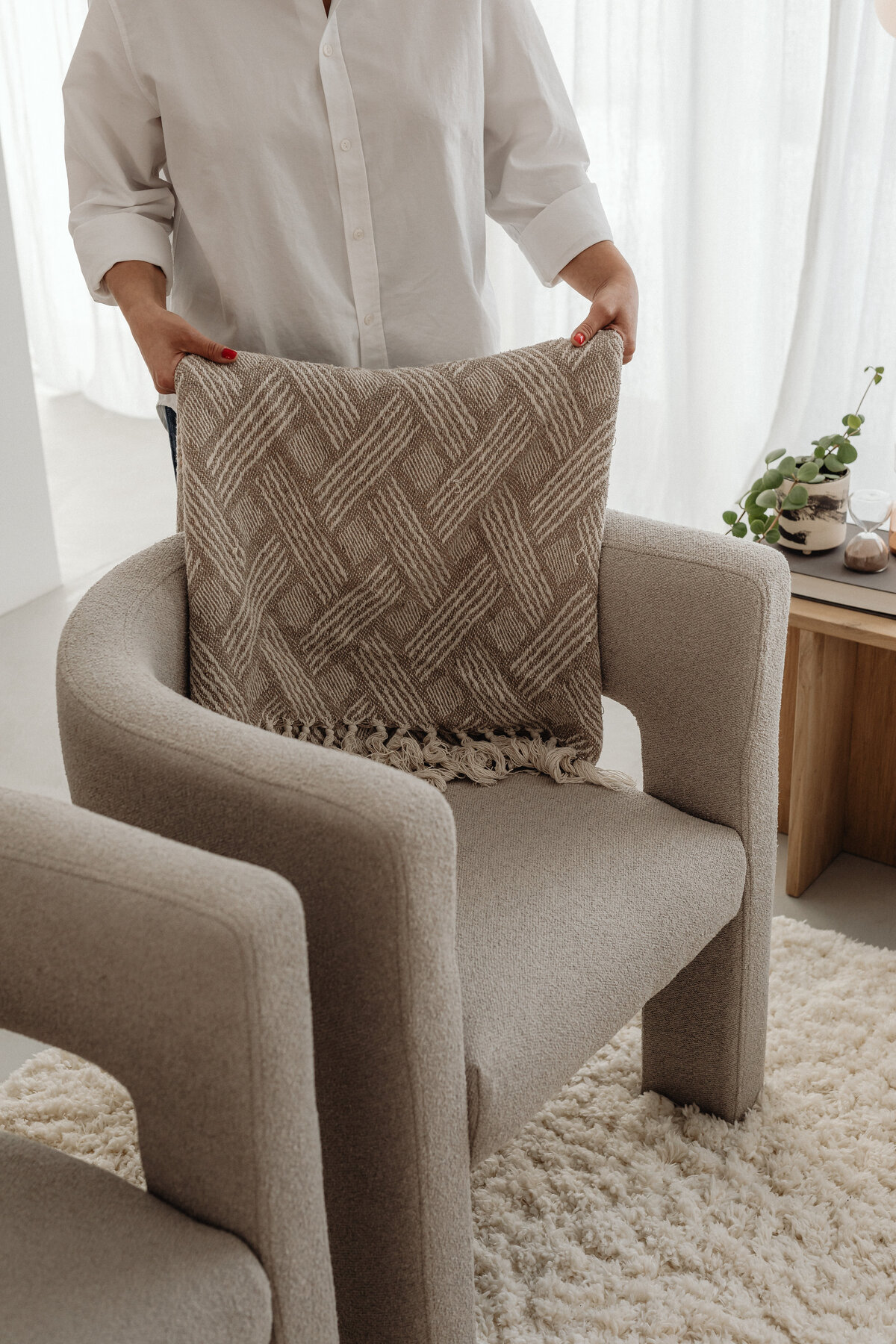 kaboompics_the-warm-apartment-aesthetic-living-room-decor-home-accessories-collection-33259