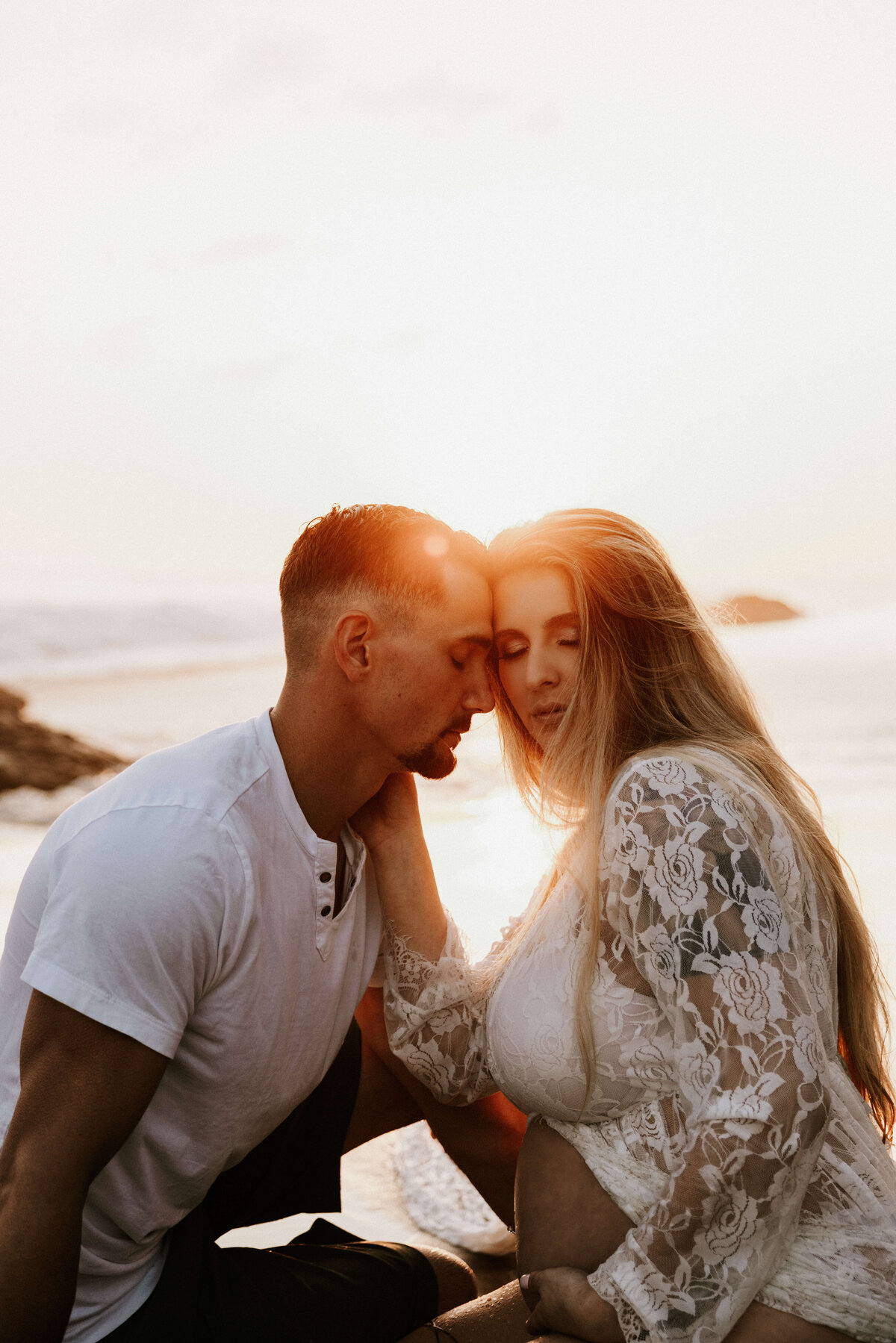 goldenhour-sunset-preggo-couple-photoshoot