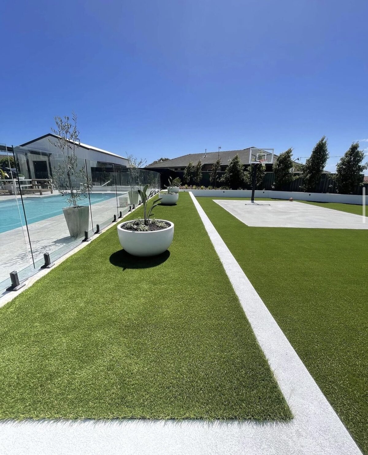 retaining wall separates pool and basketball court in this stunning backyard in Warrnambool. 