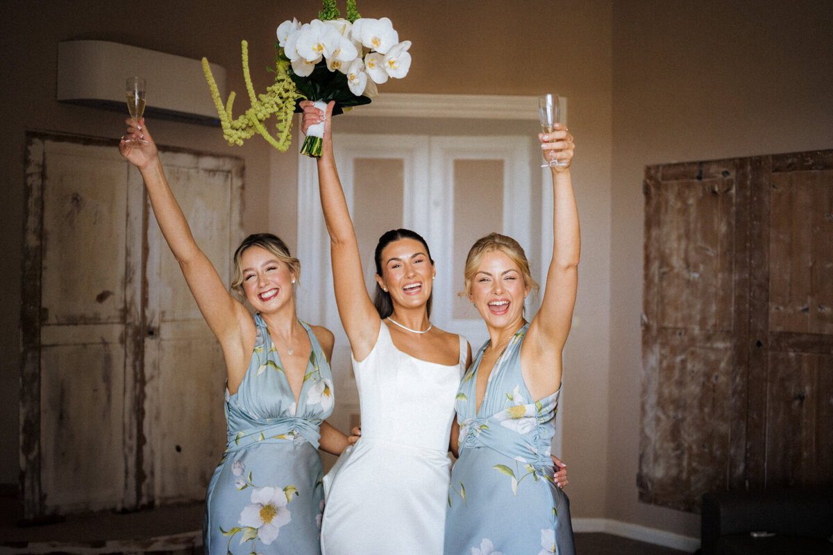 bride-with-bridesmaids-getting-ready-room-france23