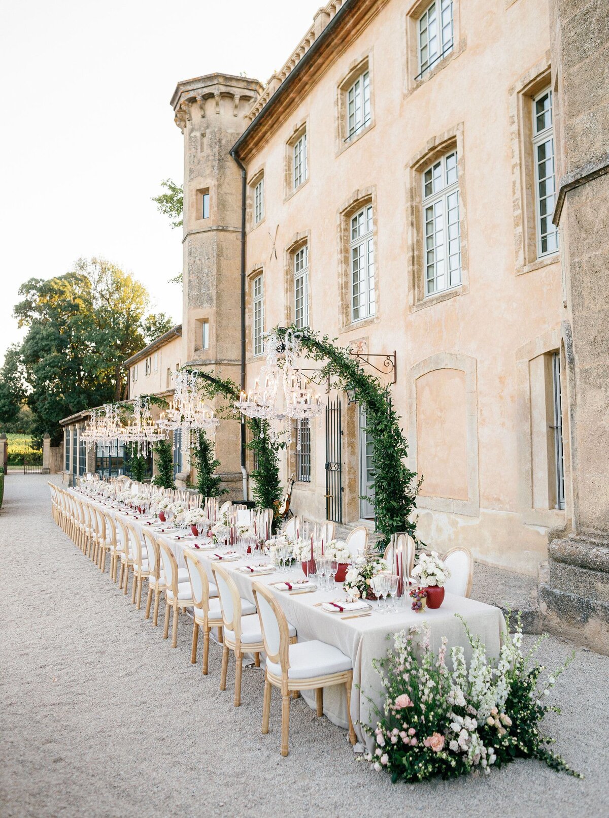 Luxury-chateau-facade-long-wedding-table