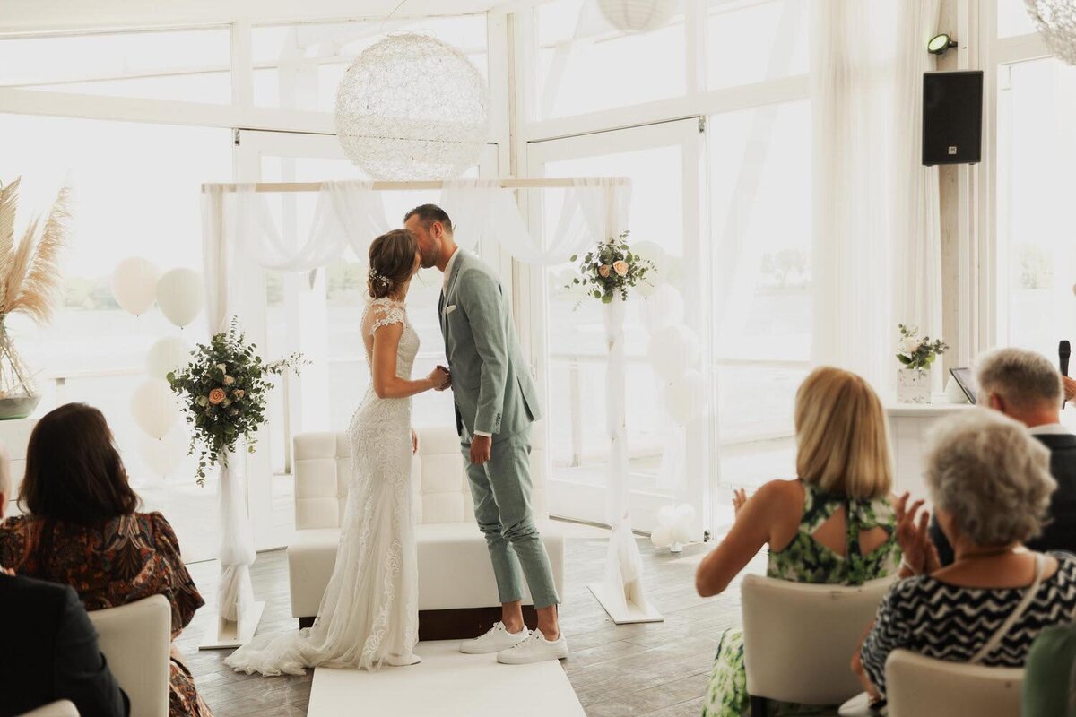 bride-and-groom-kissing-bruid-en-bruidegom-kus