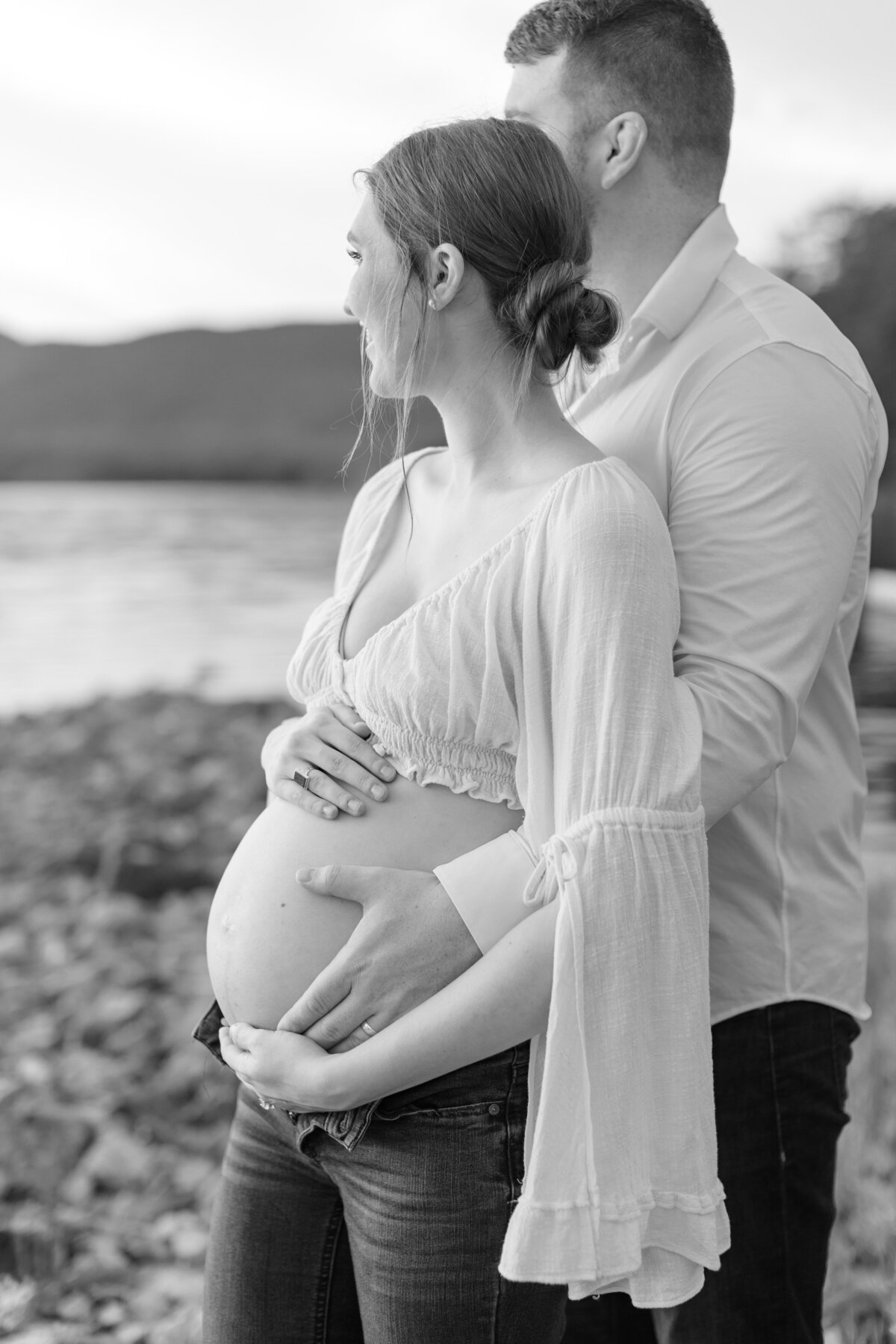 Documentary-Maternity-Session-at-Carvins-Cove-RJ-119