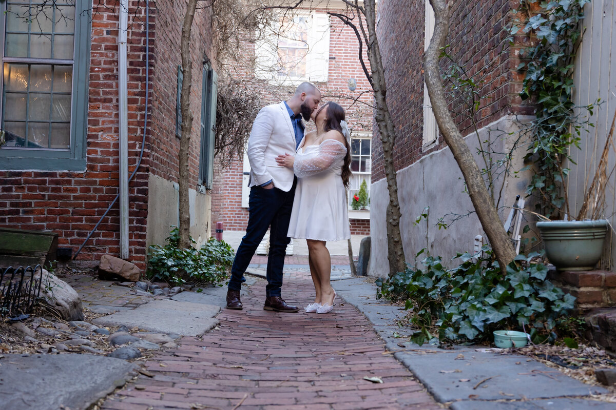 Emily&Ben_NikkiHalterPhotography_OldCityPhiladelphia_PA-60