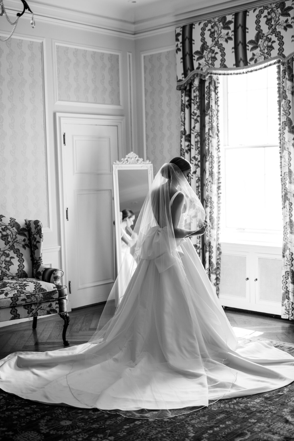 Niki Marie Photography Classic Timeless Wedding Photographer Detroit Michigan Chicago Illinois New York New Destination Travel Fine Art High End Luxury Wedding Engagement Elopement Photo Black White Elegant Traveling Travel City27