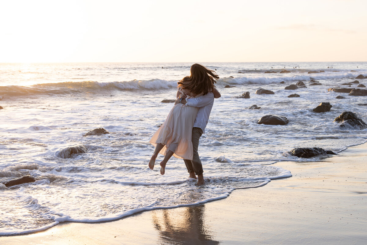 fun couples photoshoot idea at the beach