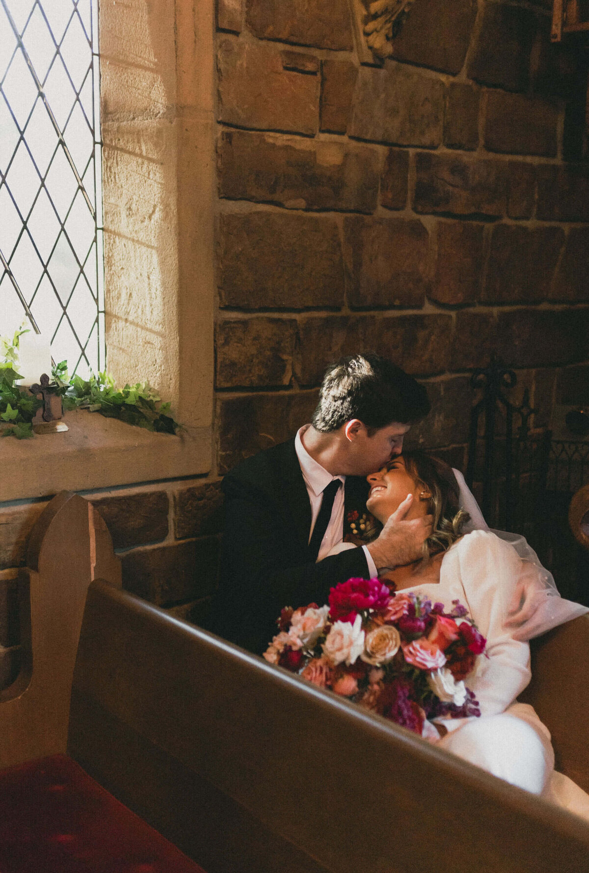 erin-eamon-springvale-floral-church-kiss