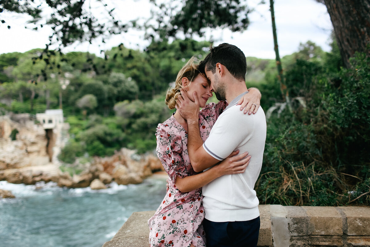 couple-embrace-at-engagement-shoot-in-cap-dantibes