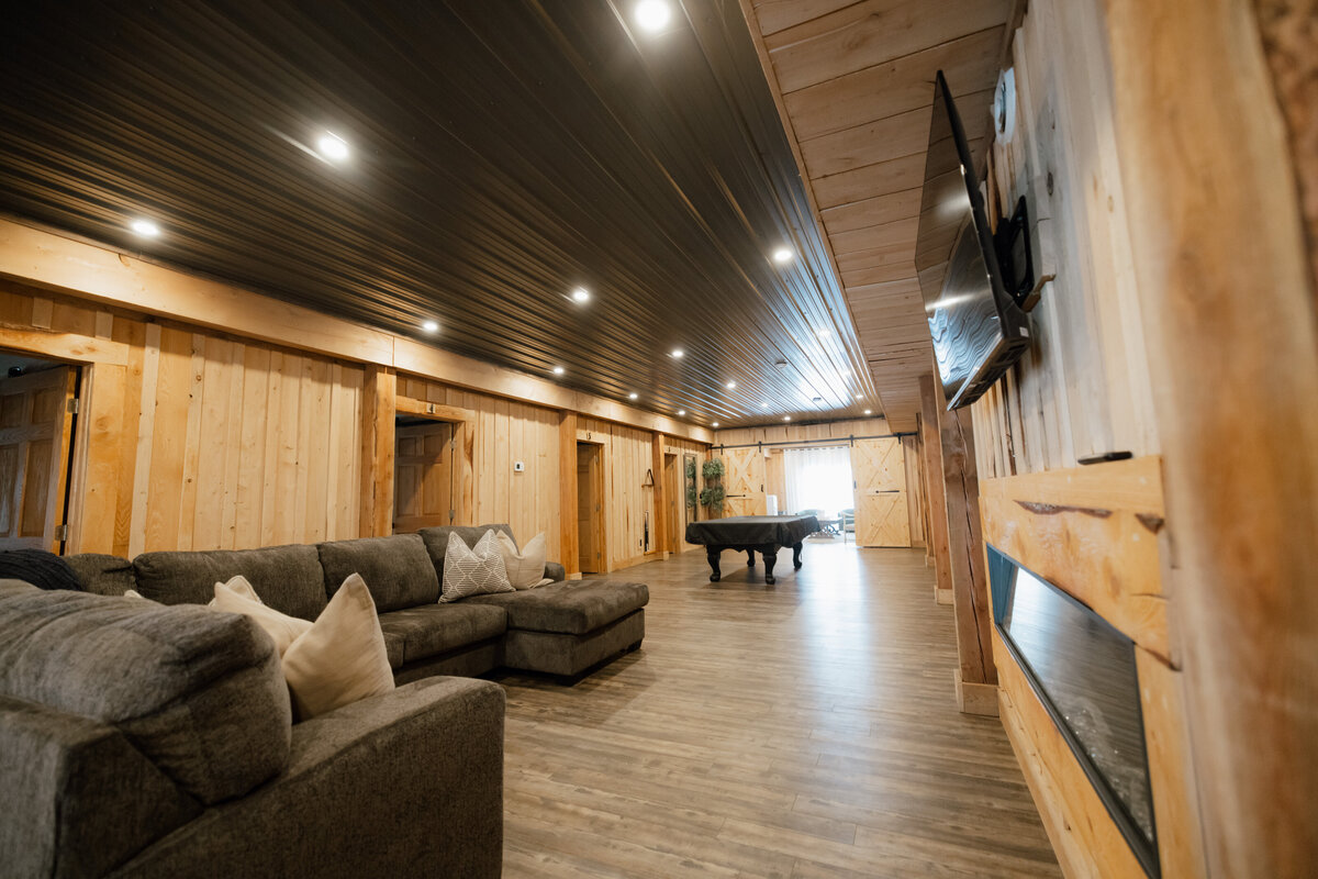 Bear-Ridge-Destination-barndo-suites-rosie-photo-video-87