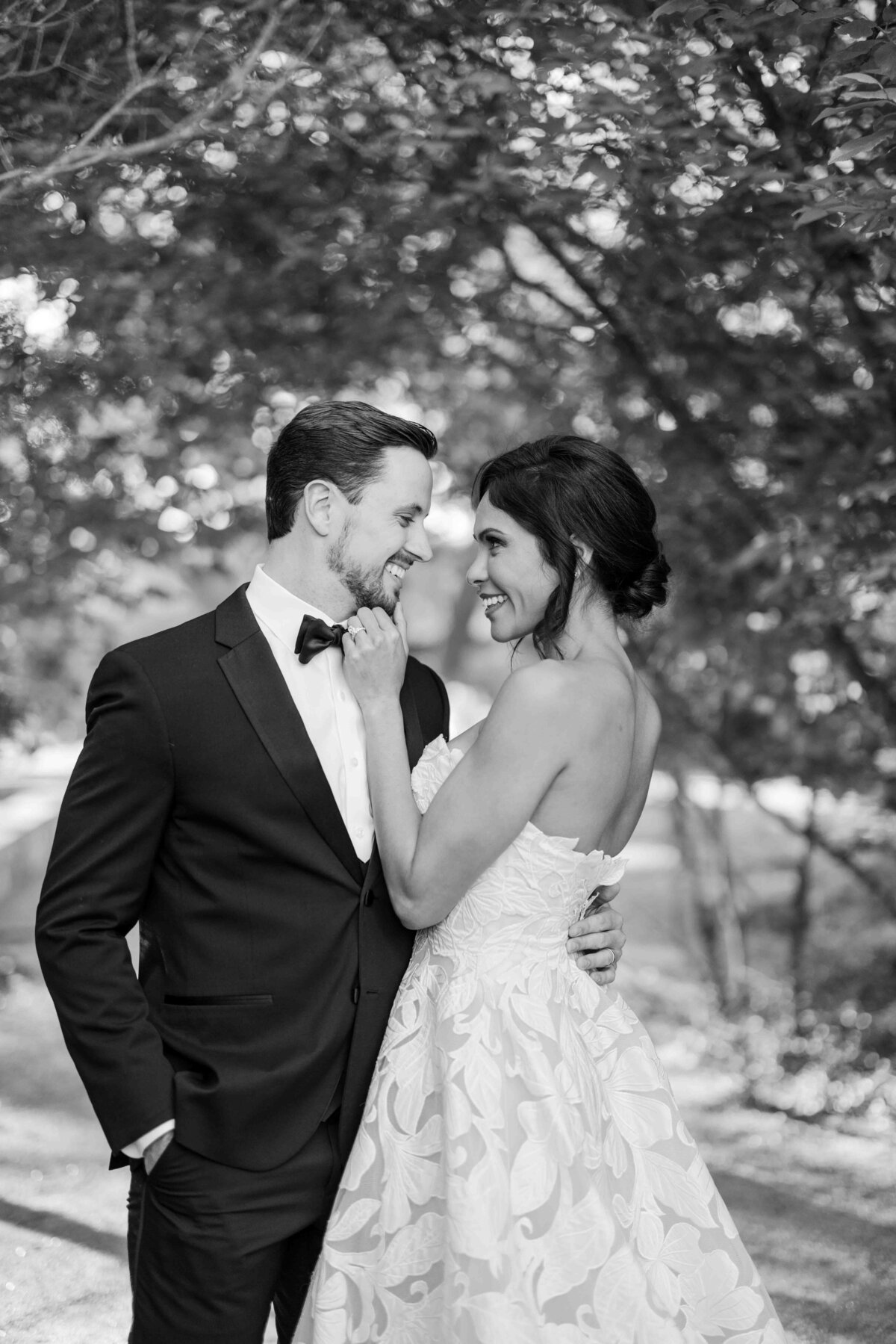 bride-and-groom-b&w