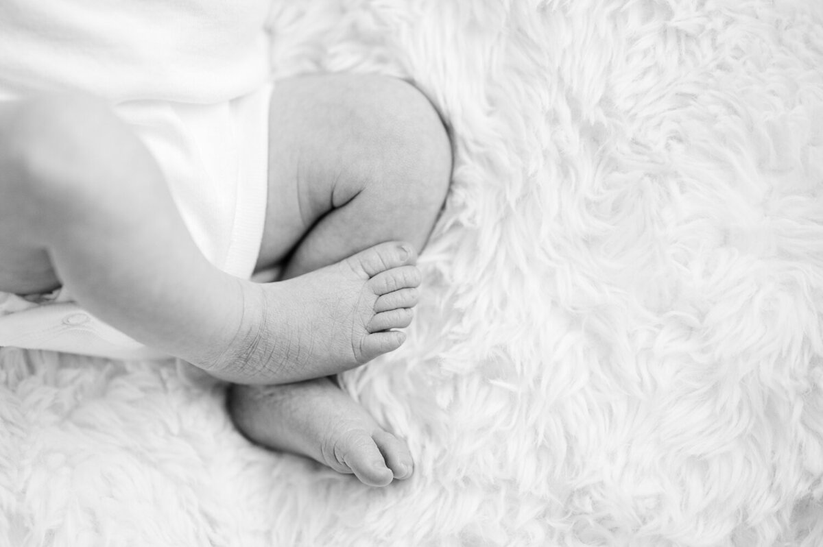 black-and-white-newborn-feet