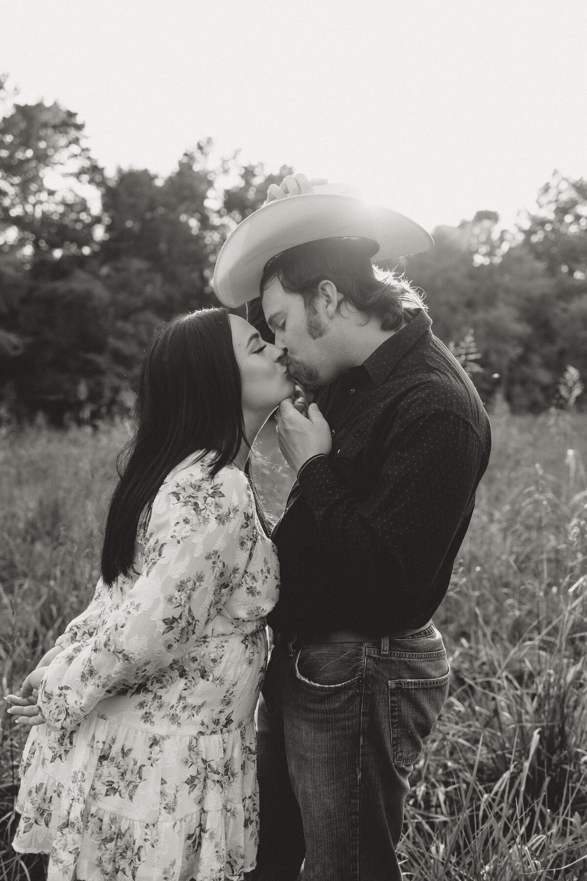 north-carolina-sunset-couple-kiss-field-telisha-photography