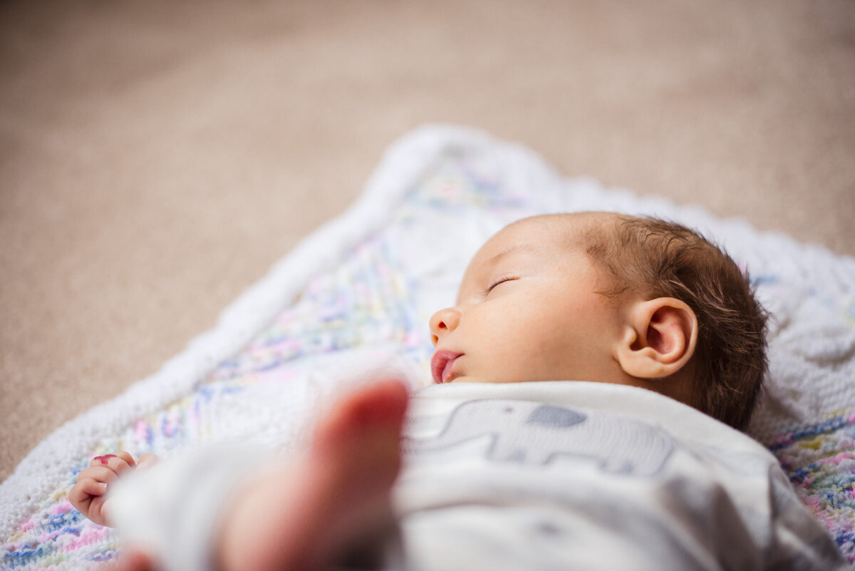 newborn-baby-relaxed-lifestyle-natural-family-photography-142