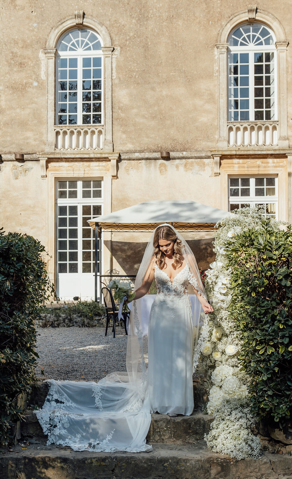 bride-white-floral-decor-staircase-chateau-d-agel