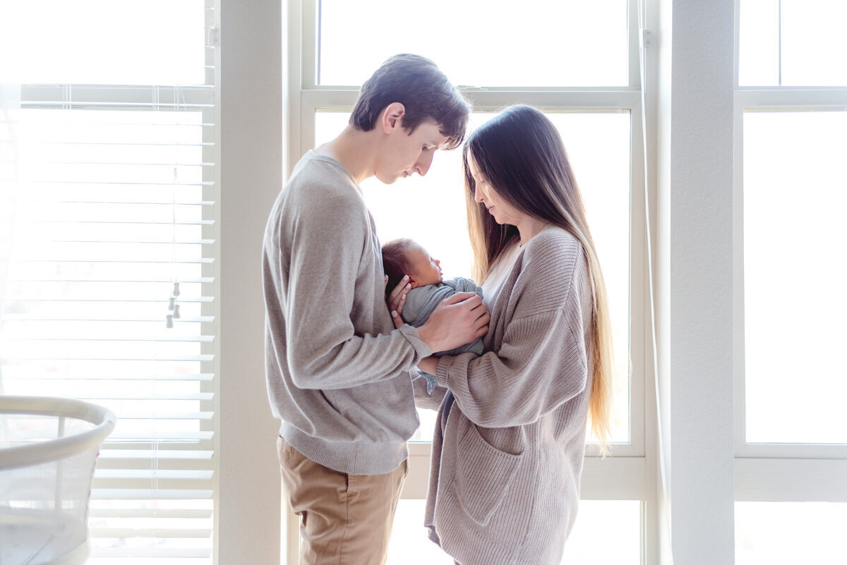 denver-newborn-in-home-young-family-window